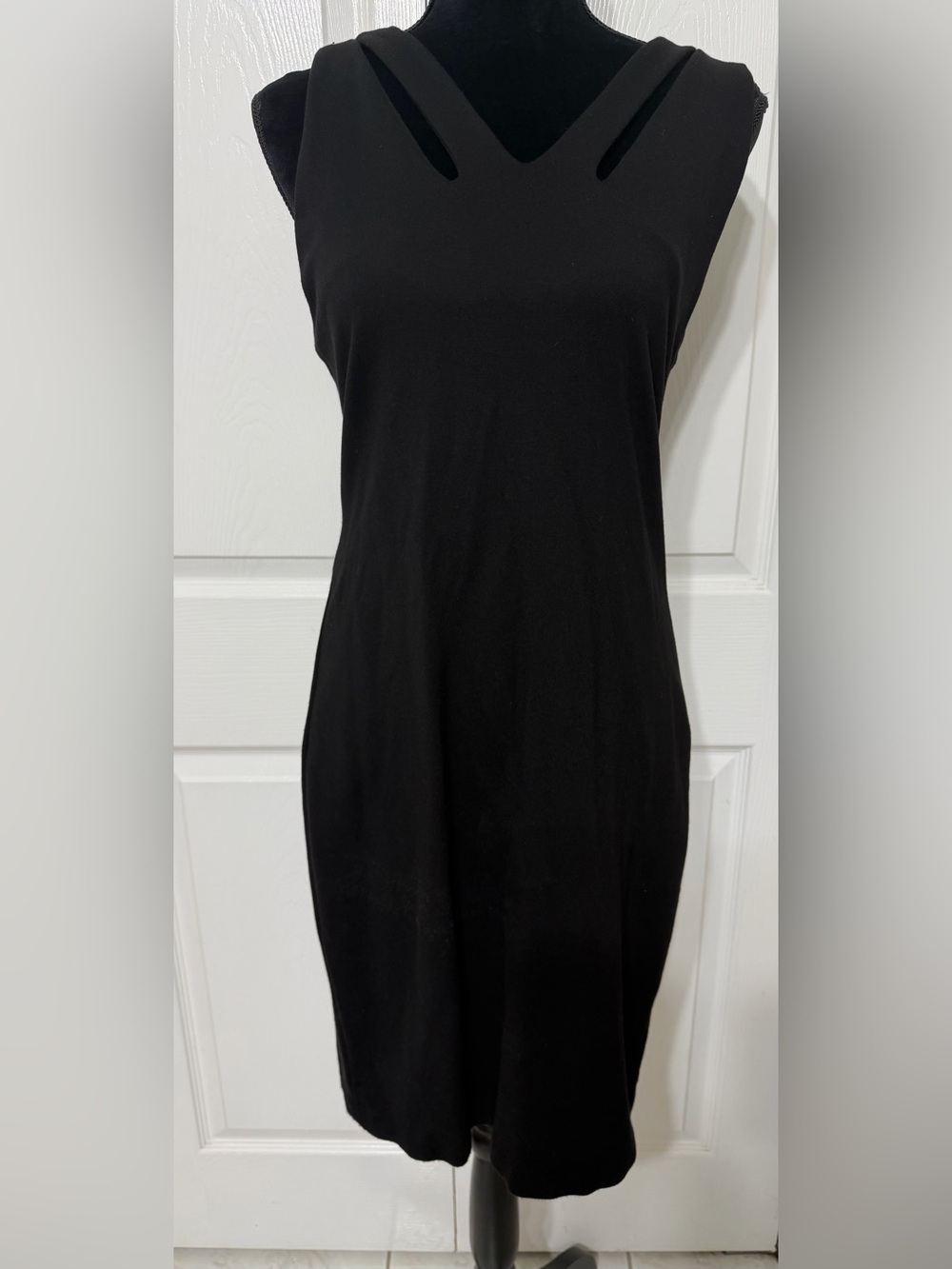 CARMEN Carmen Marc Valvo black dress sleeveless size M shoulder cutouts